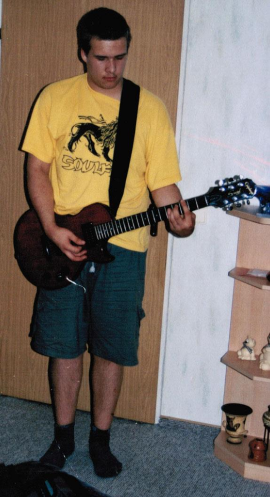 Irgendwann im Jahr 1999. Mit einem Shirt der Metalband Soulfly